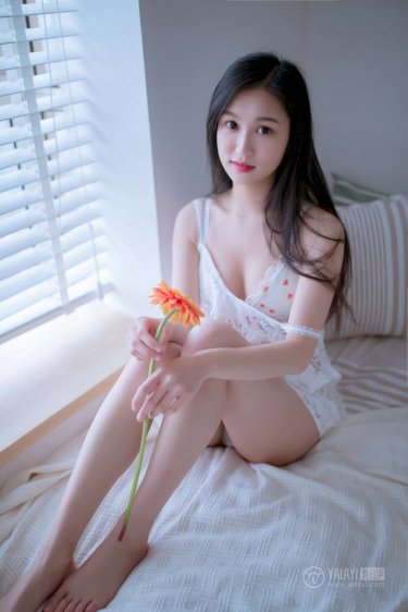 女人白嫩嫩的乳